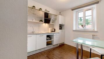 Kühlschrank, Mikrowelle, Herdplatte, Wasserkocher