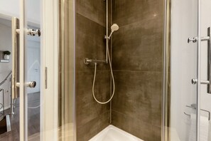 Dusche, Haartrockner, Handtücher