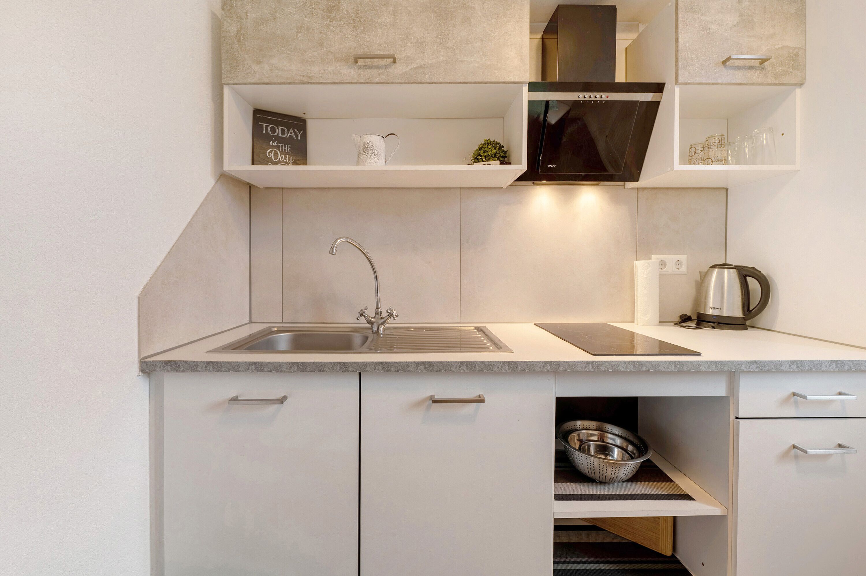 ثلاجة، ميكروويف، موقد طهي مسطح، غلّاية كهربائية