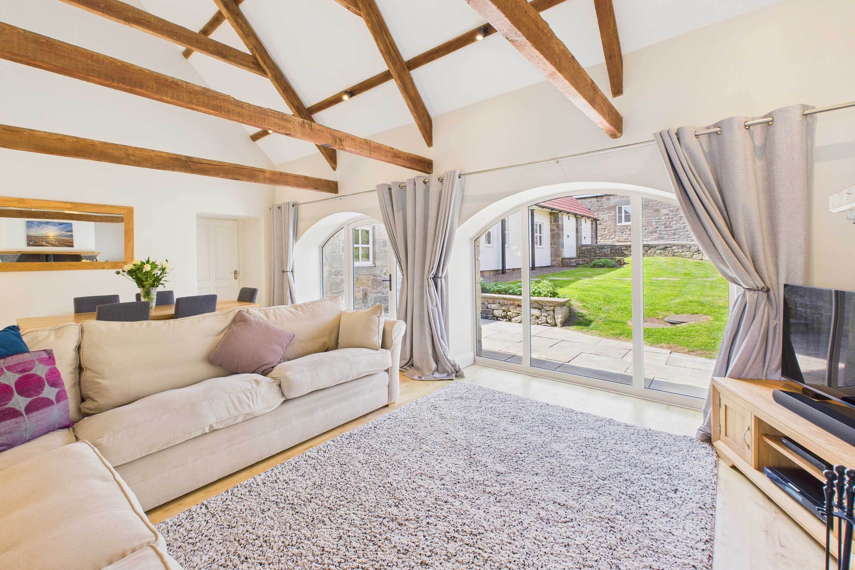 TV, peis, DVD-spiller og kontorer