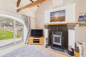 Televisión, chimenea, reproductor de DVD, oficina