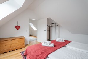 2 عدّة غرف نوم ومكواة/لوح كي وواي فاي وملاءات أسرّة