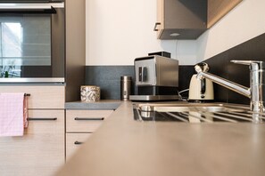 Fridge, oven, stovetop, dishwasher