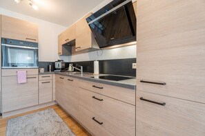 Fridge, oven, stovetop, dishwasher