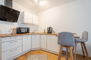 Fridge, oven, stovetop, dishwasher