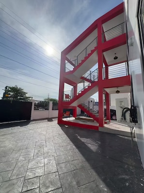 Property grounds - 2 Bedrooms, Airport, Backup Power, Unlimited WiFi (Accra)