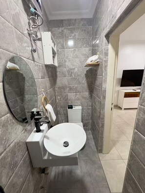 Doccia, asciugacapelli, asciugamani, sapone