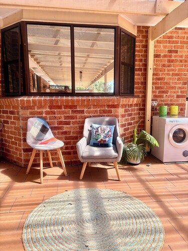 Entire 4 Bedroom House with Swimming Pool, Beautiful and Spacious