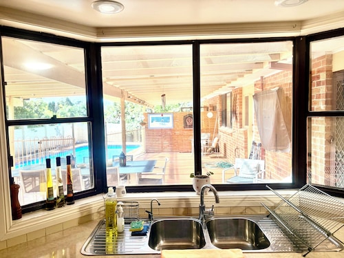 Entire 4 Bedroom House with Swimming Pool, Beautiful and Spacious