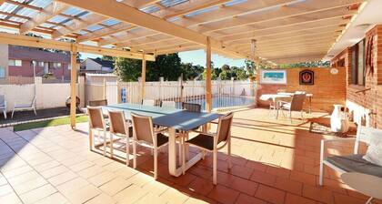 Entire 4 Bedroom House with Swimming Pool, Beautiful and Spacious