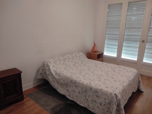 1 غرفة نوم ومكواة/لوح كي وواي فاي وملاءات أسرّة