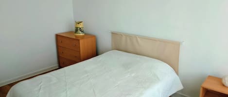 1 habitación, tabla de planchar con plancha, wifi y ropa de cama