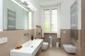 Dusj, hårføner og håndklær