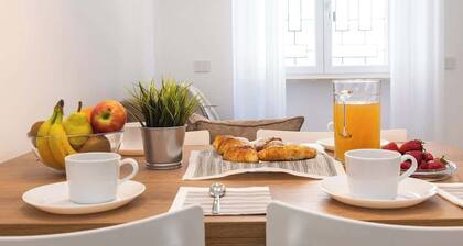 Colosseum Holidays - Marco Aurelio