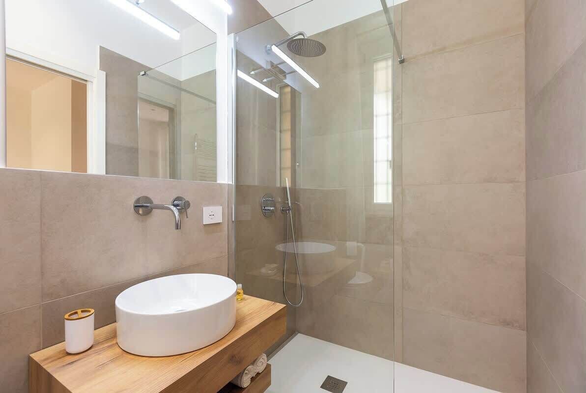 Dusche, Haartrockner, Handtücher