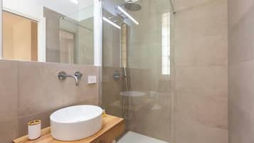 Dusche, Haartrockner, HandtĂŒcher