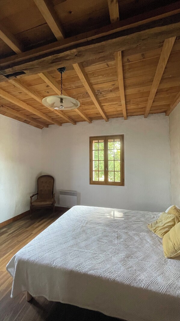 3 bedrooms, iron/ironing board, bed sheets