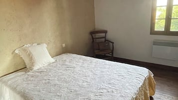 3 bedrooms, iron/ironing board, bed sheets