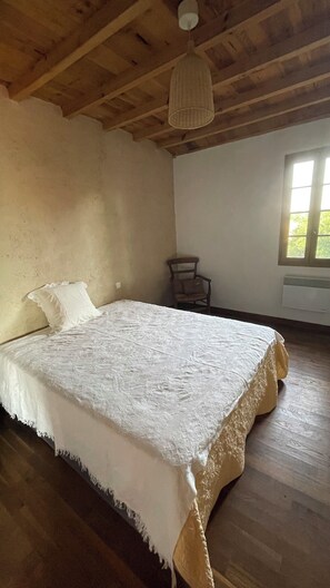 3 bedrooms, iron/ironing board, bed sheets