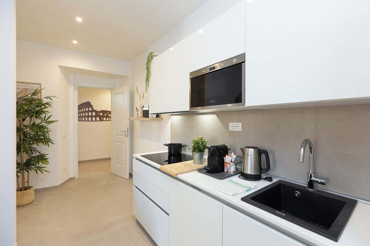 Réfrigérateur, micro-ondes, plaque de cuisson, lave-vaisselle