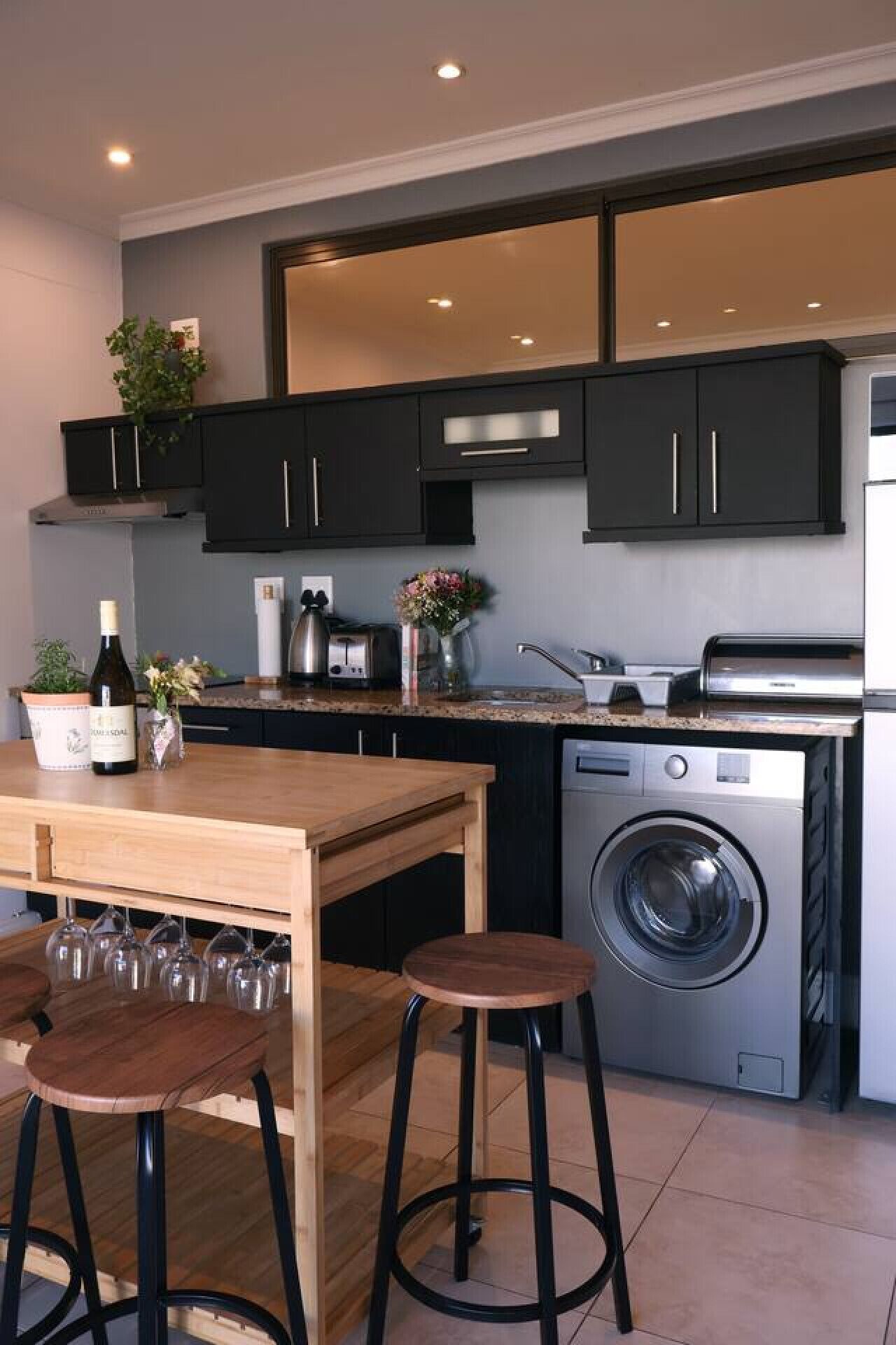 Frigorífico, microondas, horno y placa de cocina