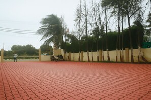 Free self-parking - Hotel Radhika (Somnath)