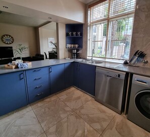 Fridge, oven, stovetop, dishwasher