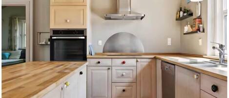 Jääkaappi, uuni, astianpesukone, vedenkeitin