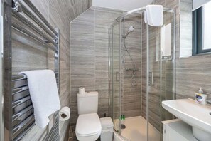 Regadera, secadora de cabello, toallas 