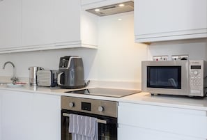 冷蔵庫、電子レンジ、オーブン、コンロ