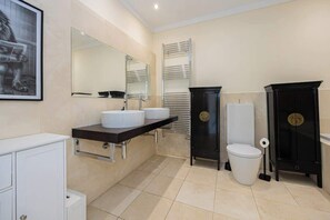 Dusche, Haartrockner, Handtücher