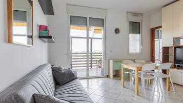 Appartement, 1 tweepersoonsbed met slaapbank, uitzicht op stad | Woonruimte | Een 30-inch televisie met satellietzenders
