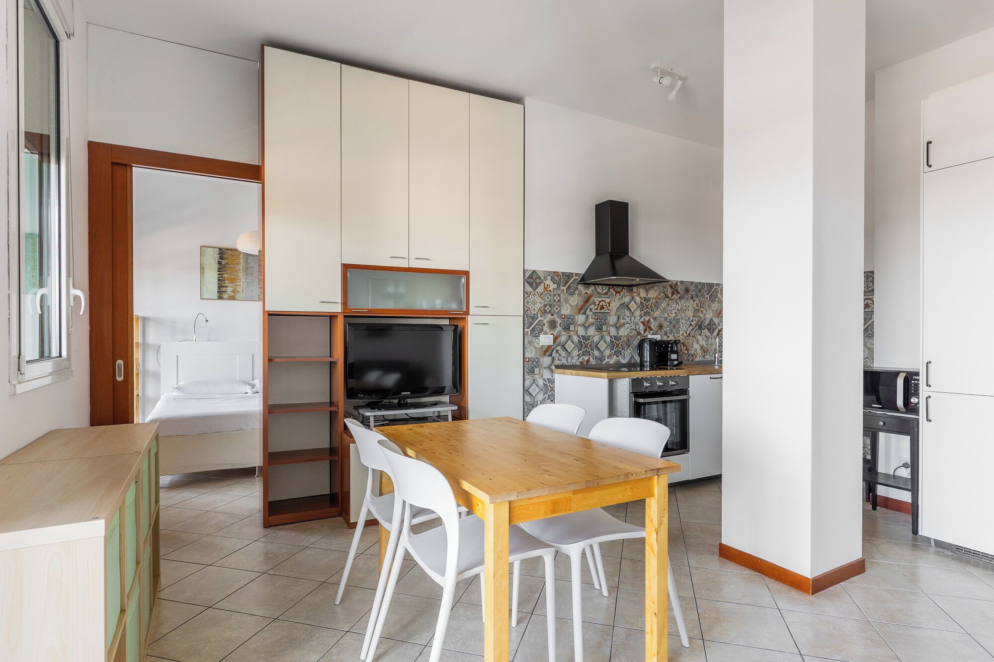 Appartement, 1 lit double et 1 canapé-lit, vue ville | Coin séjour | Télévision de 30 pouces avec chaînes par satellite
