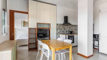 Appartement, 1 lit double et 1 canapé-lit, vue ville | Coin séjour | Télévision de 30 pouces avec chaînes par satellite