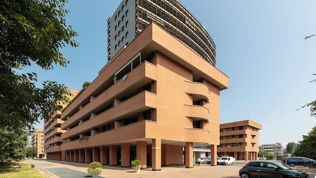 A multi-story parking garage with a modern design, featuring a flat roof and multiple levels of parking. - Terrazza Masini by Wonderful Italy (Bologna)