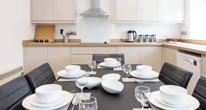 Stanway Apartments-Close To Tram, Motorway, Trafford Centre- Free Parking