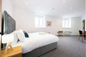 4 bedrooms, iron/ironing board, WiFi, bed sheets - Stanway Apartments Free Parking (Greater Manchester)
