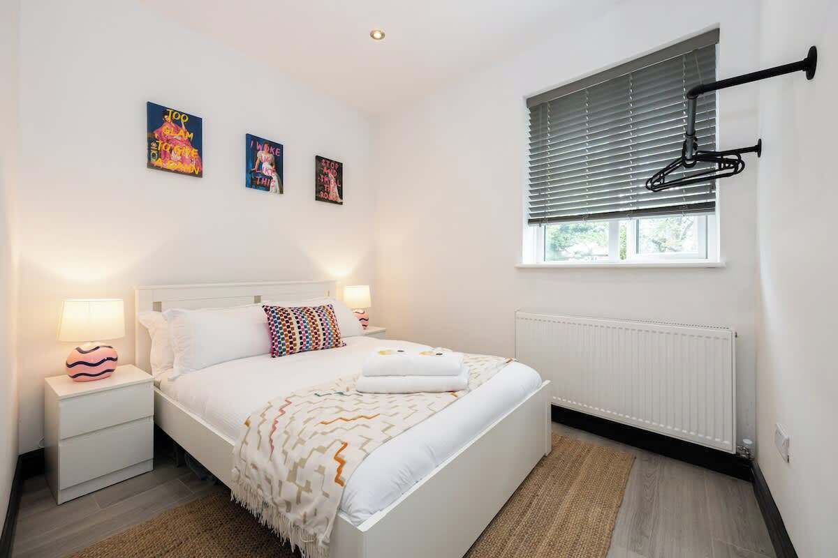 3 bedrooms, iron/ironing board, WiFi, bed sheets