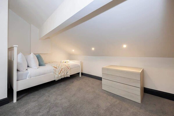 3 عدّة غرف نوم ومكواة/لوح كي وواي فاي وملاءات أسرّة