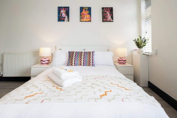 3 habitaciones, tabla de planchar con plancha, wifi y ropa de cama