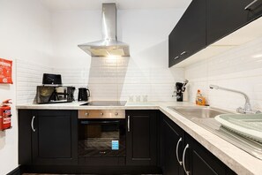 Réfrigérateur, four à micro-ondes, un four, surface de cuisson