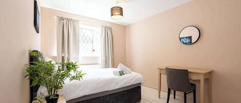 3 bedrooms, iron/ironing board, WiFi, bed sheets