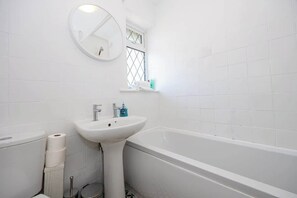 Een douche, een haardroger, handdoeken