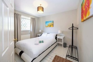 3 habitaciones, tabla de planchar con plancha, wifi y ropa de cama