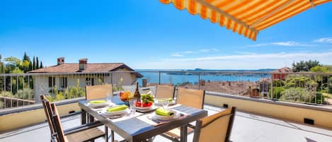 Standard-huoneisto, 2 makuuhuonetta, mikroaaltouuni (Eden House - Terrace & View Lake) | Ulkoruokailutilat