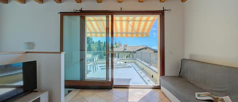 標準公寓, 多間臥室, 山旁 (Eden House - Terrace & View Lake) | 客廳 | 21 吋平面電視連有線電視頻道