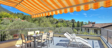 Standard-Apartment, Mehrere Schlafzimmer, Bergseite (Eden House - Terrace & View Lake) | Speisen im Freien