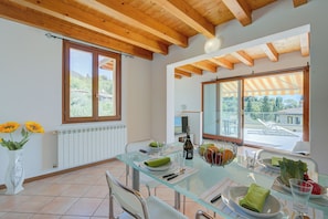Standard-Apartment, Mehrere Schlafzimmer, Bergseite (Eden House - Terrace & View Lake) | Speisen