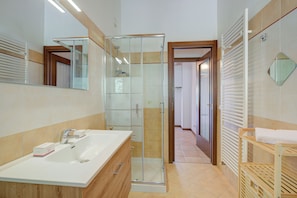 Standard-Apartment, Mehrere Schlafzimmer, Bergseite (Eden House - Terrace & View Lake) | Badezimmer | Dusche, Bidet, Handtücher, Seife