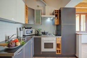 Standard Apartment, 2 Bedrooms, Mountainside (Eden House - Terrace & View Lake) | Private kitchenette